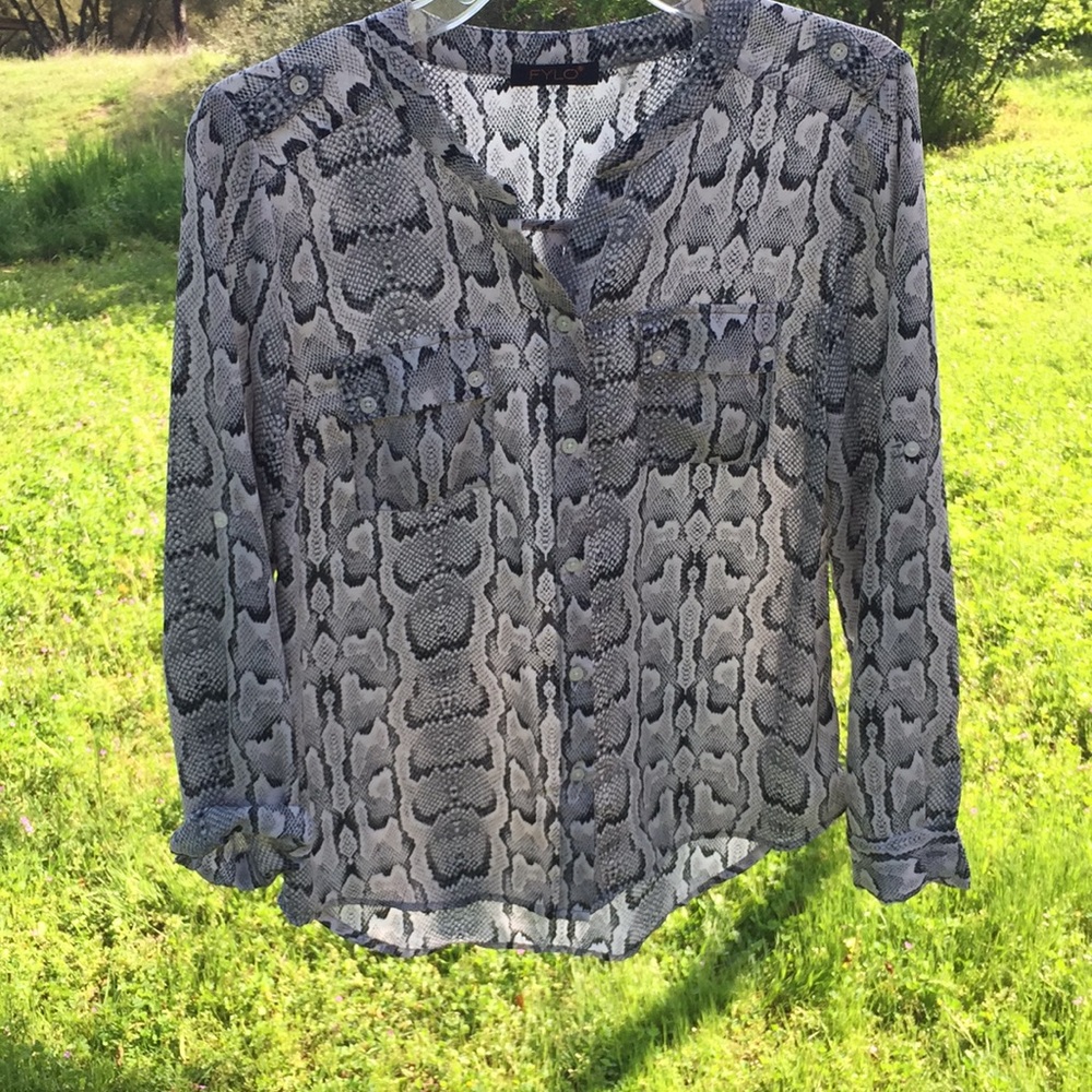 Fylo B&W snakeskin print dressy blouse